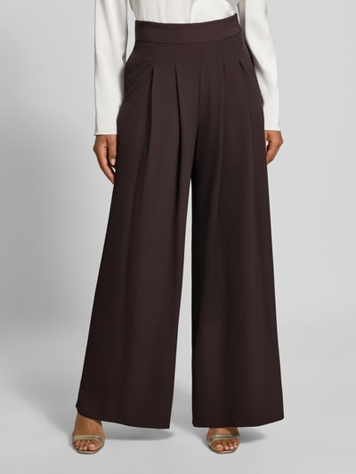 Vrouwenmodel draagt Wide Leg Stoffhose met Reißverschlusstaschen van Rinascimento, bruine Materiaalmix met stretch, elastische band, zij-ritszakken, bandwijdte maat S 37 cm, binnenbeenlengte maat S 82 cm, detailopname onderlichaam.