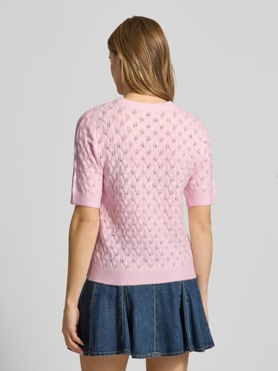 Frauenmodel trägt Regular Fit Pullover mit Woll-Anteil Modell 'LELOU' von Pieces in Optik: Unifarben, Strick, Ganzkörperansicht Rückansicht.