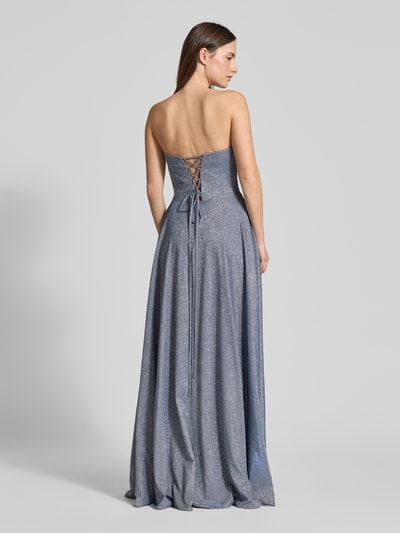 Modelka kobieca ma na sobie Regular Fit Abendkleid in Glitzer-Optik od Luxuar, efekt błyszczący, talia, linia A, z odkrytymi ramionami, rozporek, wiązanie, zakładki w pasie, długość tyłu w rozmiarze 36: 134 cm, szerokość klatki piersiowej w rozmiarze 36: 31 cm, widok całej sylwetki z tyłu.