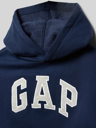 Produktfoto, Hoodie mit Logo und Känguru-Tasche von GAP, bawełna mix, krój regular fit, granatowy kolor, widoczne teksturowane logo