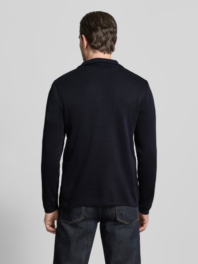 Männermodel trägt Slim Fit 2-knoops colbert met reverskraag van Manuel Ritz in donkerblauw, puur katoen, opgestikte zakken, ruglengte 71 cm, schouderbreedte 41 cm, mouwlengte 63 cm, ganzkörperansicht rückansicht.