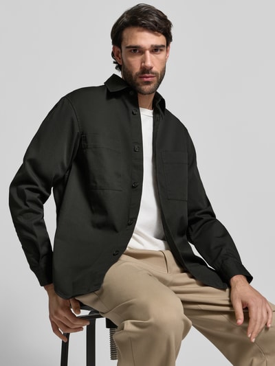 Männermodel trägt Relaxed Fit Hemdjacke aus reiner Baumwolle Modell 'H-OWEN-K-2PP-261' von BOSS in Schwarz, unifarben, Ganzkörperansicht von vorne