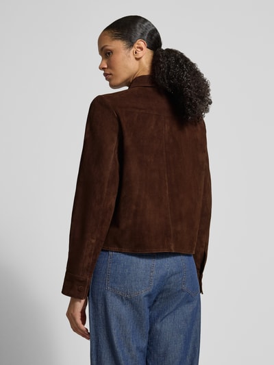 Frauenmodel trägt Lederjacke mit Knopfleiste von Jake*s Collection in Braun, Regular Fit, Umlegekragen, Jeans, Ganzkörperansicht Rückansicht.
