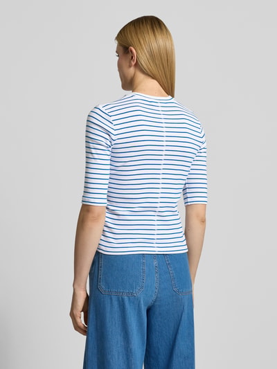 Vrouwenmodel draagt T-shirt met 3/4-arm van Lanius, puur katoen, slim fit, ronde hals, ruglengte 53 cm bij maat 36, volledig zicht van achteren.