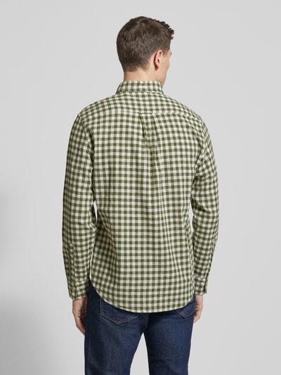 Männermodel trägt Regular Fit Leinenhemd mit Baumwoll-Anteil Modell 'GINGHAM' von Gant, kariert, grün-weiß, Rückenansicht, Ganzkörperansicht