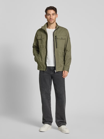 Männermodel trägt Regular Fit Jacke aus reiner Baumwolle von Tom Tailor in Two-Tone-Optik mit Reißverschluss, Eingrifftaschen und Innentasche, Ganzkörperansicht von vorne.