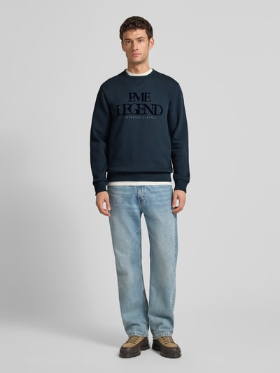 Männermodel trägt Sweatshirt mit Label-Print von PME Legend aus Baumwoll-Mix in Regular-Fit, Rundhalsausschnitt, Ganzkörperansicht von vorne.