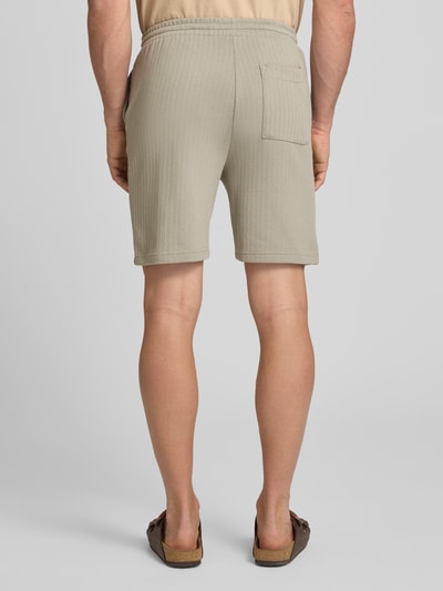 Männermodel trägt Regular Fit Bermudas aus strukturiertem Material Modell 'TREY LIFE' von Only & Sons, einfarbig, elastischer Bund, Gesäßtasche, Ganzkörperansicht Rückansicht.