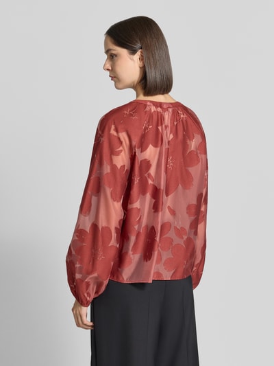 Modelka kobieca nosi Regular Fit Bluse mit Rundhalsausschnitt von Christian Berg Woman Selection, bawełniany miks, wzór allover, długość tyłu w rozmiarze 36: 58 cm, długość rękawa w rozmiarze 36: 50 cm, widok sylwetki od tyłu.