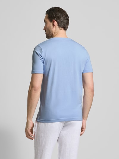 Männermodel trägt T-Shirt mit Rundhalsausschnitt und Label-Stitching von Fynch-Hatton in Hellblau, Reine Baumwolle, Regular-Fit, Rückenlänge 71 cm, Ganzkörperansicht Rückansicht.
