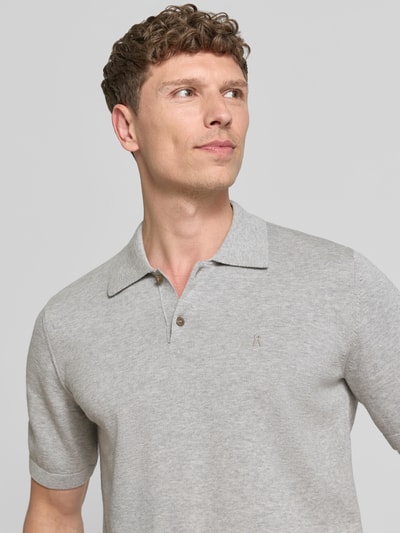 Mężczyznamodel nosi Slim Fit Poloshirt aus reiner Bio-Baumwolle od Armedangels, bawełna organiczna, krój slim fit, jasnoszary, logo, dzianina, zbliżenie na górną część ciała