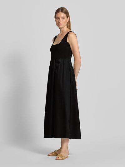 Kobiece modelka nosi sukienkę midi im ärmellosen Design von comma, elastyczna mieszanka materiałów z mieszanką bawełny, taliowany krój, efekt marszczenia, czarna, długość tyłu w rozmiarze 36: 116 cm, szerokość w rozmiarze 36: 46 cm, widok całej sylwetki z przodu.