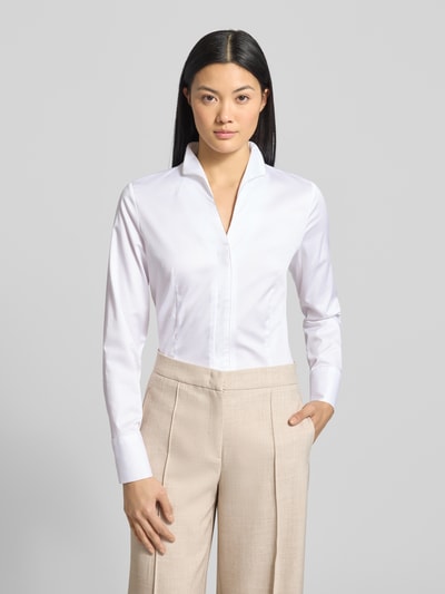 Frauenmodel trägt Hemdbluse mit Stehkragen von Eterna, Baumwoll-Elasthan-Mix, lockerer Schnitt, verdeckte Knopfleiste, Ganzkörperansicht von vorne.