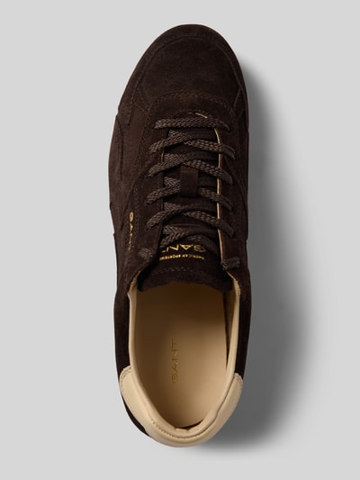 Produktfoto, Sneaker aus echtem Leder Modell 'Sperly' von GANT im Damen Sneaker Kontext, braunes Obermaterial mit beigem Fersenbereich, strukturierte Oberfläche