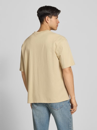 Männermodel trägt Oversized Herren T-Shirt mit 1/2-Arm Modell 'Towson' von Pegador aus Reine Baumwolle, Rückansicht Ganzkörperansicht.