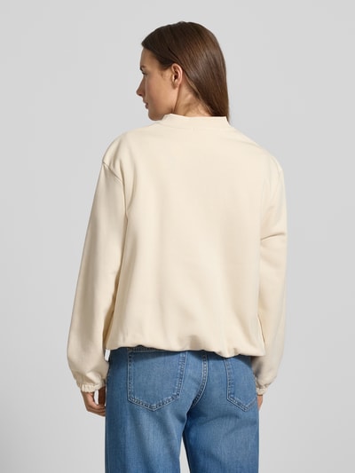 Männermodel trägt Boxy Fit Jacke aus Baumwoll-Mix von s.Oliver RED LABEL, kremowy kolor, college-kragen, tkanina, Ganzkörperansicht Rückansicht.