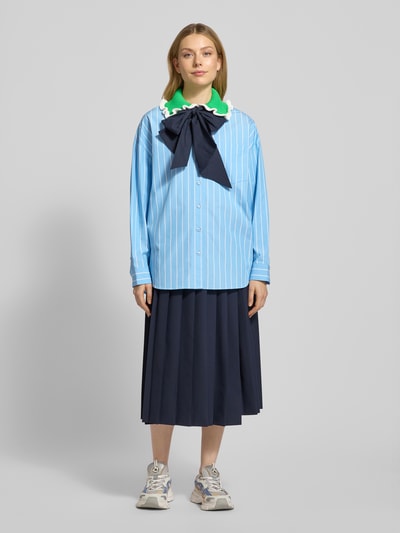 Kobiece model nosi bluzkę koszulową Loose Fit Hemdbluse aus reiner Baumwolle Modell 'JOYFUL' od Essentiel Antwerp, efekt: wzór na całej powierzchni, krój loose fit, kołnierzyk koszulowy z dzianiny, falbany, pas na plecach, listwa guzikowa, długi rękaw z mankietem, materiał: czysta bawełna, widok całej sylwetki z przodu.