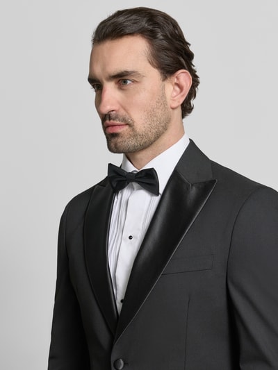 Männermodel trägt 2-Knopf-Smoking mit Reverskragen von MCNEAL, Regular Fit, Viskose-Mix, Schwarz mit Satinstruktur, Nahaufnahme Oberkörper.