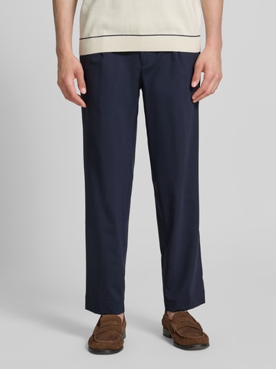 Męski model nosi Loose Fit Hose mit Gesäßtaschen od bugatti, granatowy kolor, szerokość w rozmiarze 32/32: 41 cm, długość nogawki: 72 cm, krój loose fit, widok całej sylwetki z przodu.