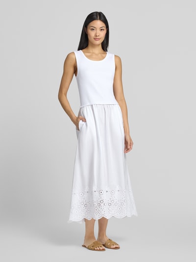 Kobiece modelka nosi sukienka midi z haftem angielskim od Smith and Soul z bawełny, linia a, efekt 2 w 1, biała, długość tyłu w rozmiarze S: 122 cm, szerokość w rozmiarze S: 36 cm, widok całej sylwetki z przodu.