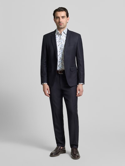 Mannenmodel draagt Regular Fit Business Hemd aus Baumwolle mit Kentkragen van Christian Berg Men, marineblauw, volledige lichaamsvoorzijde.