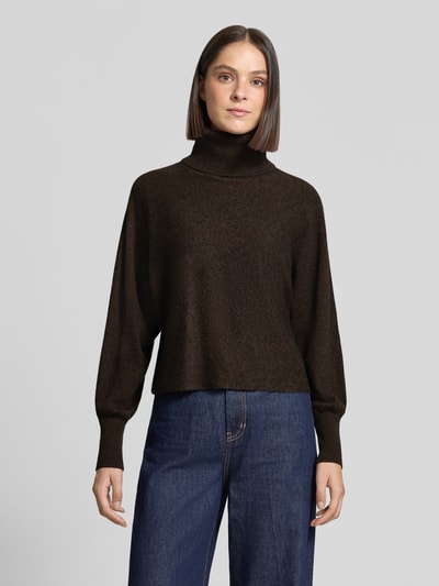 Vrouwenmodel draagt Regular Fit pullover uit wolmix met kasjmier van HERZENS, col, elastische mouwboorden, donkerbruin, vooraanzicht busteshot, ruglengte maat 36: 48 cm, mouwlengte maat 36: 47 cm.