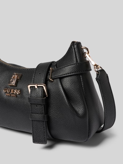 Produktfoto, schwarze Handtasche mit Label-Applikation Modell 'YESBA' von Guess, strukturierte Oberfläche, goldfarbene Details, Hauptfach mit Reißverschluss, abnehmbarer Schulterriemen, Maße 26x14x10 cm, Länge Schulterriemen 67 cm.