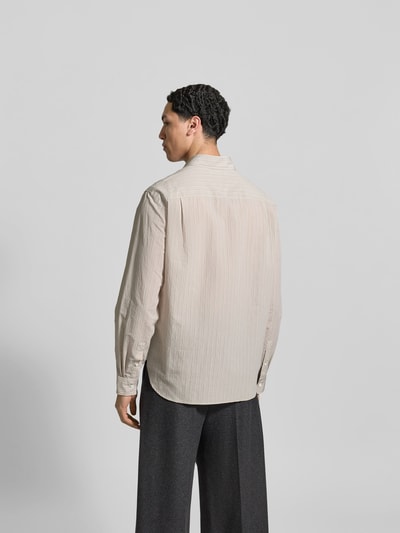 Männermodel trägt Slim Fit Freizeithemd aus Baumwoll-Mix von MAISON KITSUNÉ, Kentkragen, beige, dezente Struktur, Ganzkörperansicht Rückansicht.