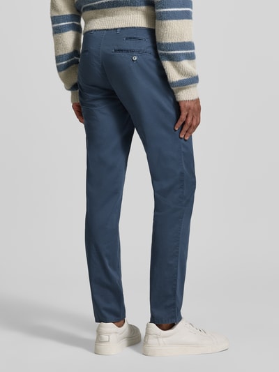 Männermodel trägt fein strukturierte Hose Modell 'Fabio' von Brax in Blau, Slim Fit, Baumwoll-Elasthan-Mix, Rückansicht Ganzkörperansicht.