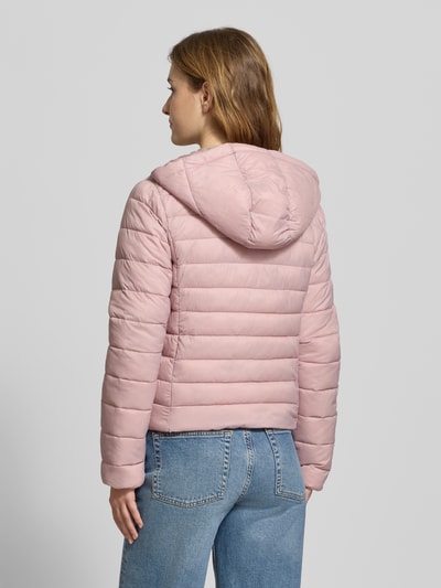 Modelka nosi Regular Fit Steppjacke mit Kapuze Modell 'TAHIA' von Only, jasnoróżowa, pikowana, krój regular fit, kaptur z troczkiem, zamek, długie rękawy, elastyczne mankiety, boczne kieszenie, jednolita, tekstura gładka, Ganzkörperansicht Rückansicht.