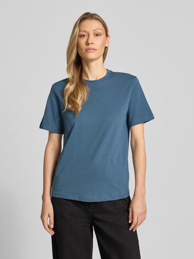 Frauenmodel trägt T-Shirt aus Bio-Baumwolle von Jake*s Casual in Blau, gerader Schnitt, Rundhals, Kurzarm, Ganzkörperansicht von vorne
