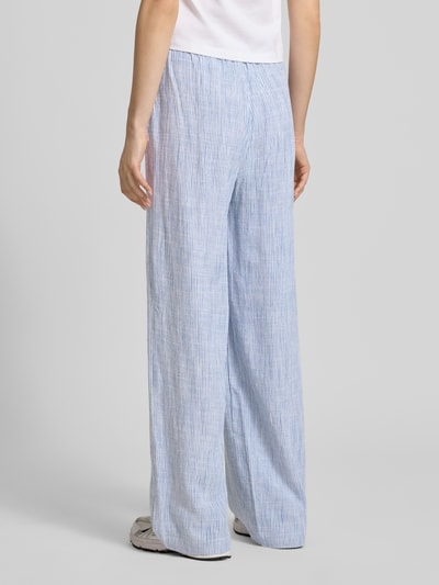 Frauenmodel trägt Loose Fit Weite Hose aus Viskose-Leinen-Mix Modell 'SIESTA' von Only in Two-Tone-Optik mit Flammgarn, Ganzkörperansicht Rückansicht.