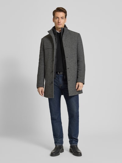Männermodel trägt Kurzmantel mit Stehkragen und Eingrifftaschen van Lerros in slim fit, grijs, tekstuur van wol, voorkantaanzicht, Ganzkörperansicht von vorne.