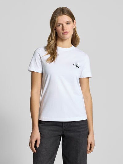 Modelka nosi T-Shirt Set mit Logo und Rundhalsausschnitt von Calvin Klein Jeans z czystej bawełny, krój regular fit, logo, biały kolor, widok z przodu, z bliska na górną część sylwetki.