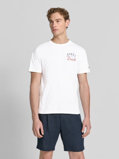 Männermodel trägt Herren T-Shirt mit Label-Prints Modell 'PORTLAND' von MC2 Saint Barth aus reiner Baumwolle, Regular-Fit, Rundhalsausschnitt, Vorder- und Rückseite bedruckt, Label-Stitching am Ärmel, Rückenlänge bei Größe M 67 cm, Ganzkörperansicht von vorne.