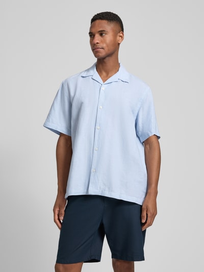 Männermodel trägt Relaxed Fit Freizeithemd aus Leinen-Baumwoll-Mix Modell 'RLXCLAY' von HUGO, Optik: Unifarben, Ganzkörperansicht von vorne.