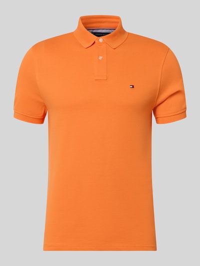 Produktfoto, Regular Fit Poloshirt aus Baumwoll-Mix von Tommy Hilfiger, Optik: Unifarben, Logo-Stitching, Polokragen, 2-Knopf-Verschluss, Kurzarm, geschlitzter Rumpfabschluss, Materialverarbeitung: Piqué, Material: Baumwoll-Mix, kräftiges Orange, klare Linien, glatte Textur