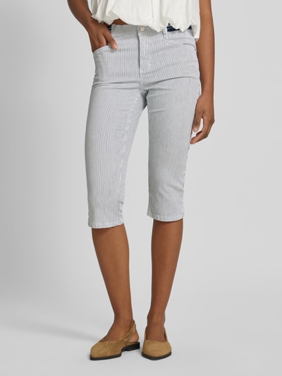 Frauenmodel trägt Caprihose im Allover-Look Modell 'Anna' von Angels aus Baumwoll-Mix mit Stretch-Anteil, Slim-Fit, Nahaufnahme Oberkörper.
