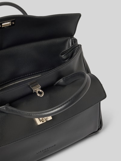 Produktfoto, czarna Handtasche mit Logo-Prägung Modell 'Gloria' von LIEBESKIND BERLIN, główna komora z klapką, uchwyt, odpinany pasek na ramię, zewnętrzna kieszeń z klapką, faktura gładka, Szerokość w rozmiarze 1: 28 cm, długość 19 cm, głębokość 12 cm, długość paska 118 cm