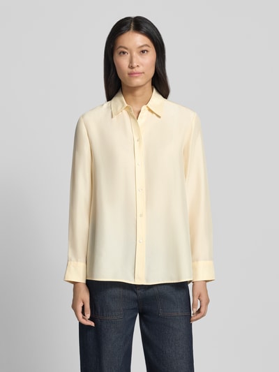 Frauenmodel trägt Regular Fit Langarmbluse aus reiner Seide Modell 'PALANCA' von Max Mara, cremefarben, leichte Textur, Damen Langarmbluse von Weekend Max Mara, Ganzkörperansicht von vorne.