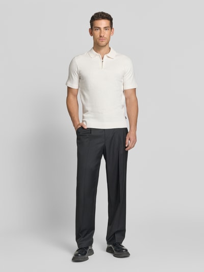 Männermodel trägt Regular Fit Poloshirt mit Reißverschluss Modell 'MILANO' von Jack & Jones Premium in Weiß, Bio-Baumwoll-Mix, Ganzkörperansicht von vorne