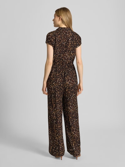 Modelka nosi Jumpsuit aus Viskose Modell 'MARRAKECH' od ICHI, kolorowy wzór, krój regular fit, tkanina gładka, widok całej sylwetki z tyłu.