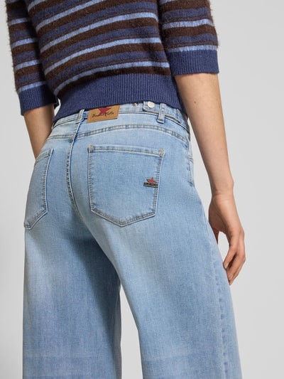 Frauenmodel trägt Wide Leg Jeans mit Eingrifftaschen von Buena Vista aus hellblauem Baumwoll-Mix mit Viskose, Detailaufnahme Rückansicht.