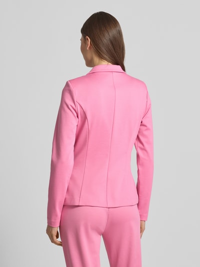 Männermodel trägt Regular Fit Blazer mit Viskose-Anteil Modell 'Kate' von ICHI w kolorze różowym, gładka tekstura, Ganzkörperansicht Rückansicht, elastyczny materiał, klapy, kieszenie z lamówką, zapięcie na guzik, długość pleców w rozmiarze S: 58 cm, szerokość w rozmiarze S: 43 cm, długość rękawa w rozmiarze S: 62 cm.