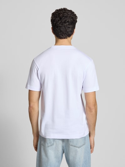 Männermodel trägt Herren T-Shirt mit Label-Stitchings Modell 'VENIRE' von Ellesse aus reiner Baumwolle, Regular-Fit, Rückansicht, Rückenlänge 66 cm in Größe M.
