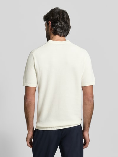 Męski model trägt Regular Fit T-Shirt aus reiner Baumwolle von MCNEAL w kolorze kremowym z prążkowaną stójką i fakturowanym wzorem, prążkowane wykończenia, długość tyłu w rozmiarze M: 71 cm, długość rękawa: 27 cm, krój regular fit, widok całej sylwetki z tyłu.
