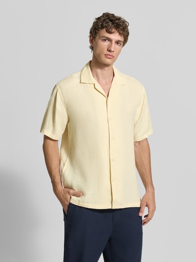 Mannelijk model draagt Regular Fit Leinenhemd mit Reverskragen van MCNEAL, lichtgeel linnen, korte mouwen, knoopsluiting, vooraanzicht busteopname.