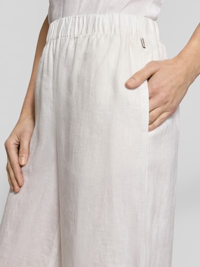 Kobiece modelka nosi Wide Leg Leinenhose mit elastischem Bund Modell 'MOSSI' od ECOALF z lnu, kolor jasny, detaliczny widok biodra