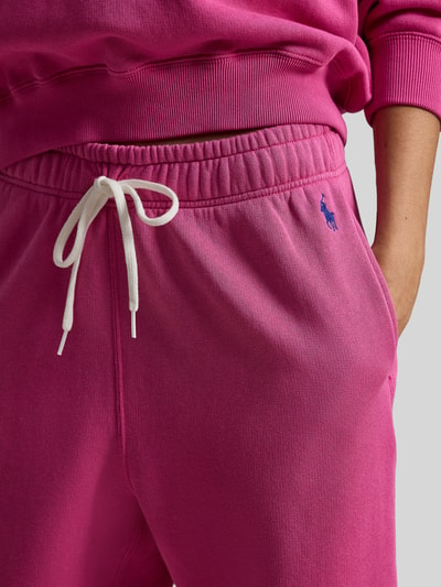 Frauenmodel trägt Comfort Fit Sweatpants aus reiner Baumwolle von Polo Ralph Lauren in Pink mit Logo-Stitching, Nahaufnahme Oberkörper.