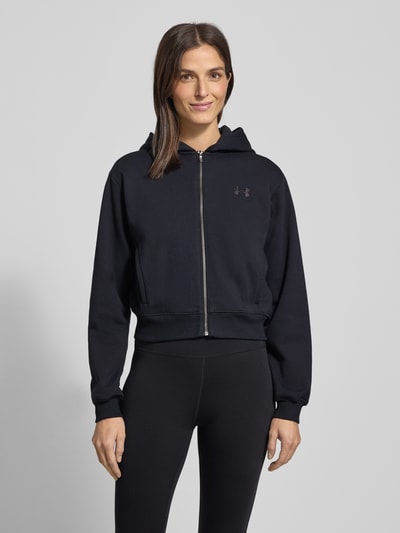 Frauenmodel trägt Sweatjacke mit Label-Stitching von Under Armour aus Baumwoll-Mix, Regular-Fit, Kapuze, Reißverschluss und Eingrifftaschen, Ganzkörperansicht von vorne.